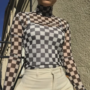 Schackrutigt Mesh Polotröja - 🦋 Super söt turtleneck, går att ha under tröja men också som sin egen outfit. 🦋Fri Frakt