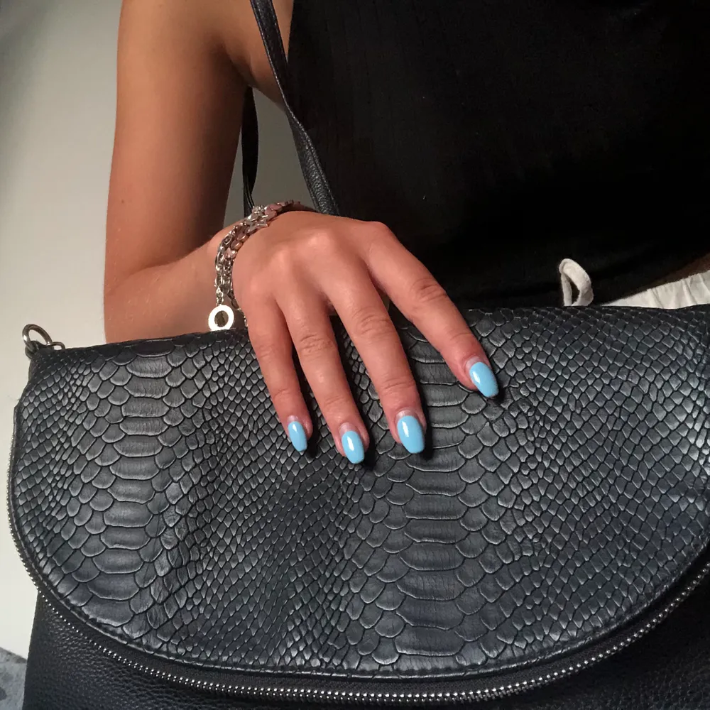 Säljer denna väska som inte används. Nytt skick! Jag hade tänkt ta av axelbandet från den eftersom jag personligen tycker att det är för långt. Skulle blivit en superfin clutch liknande väska då. Frakt 63kr:)♡ . Laukut & Käsilaukut.