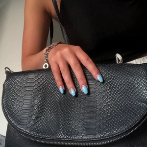 Svart väska - Säljer denna väska som inte används. Nytt skick! Jag hade tänkt ta av axelbandet från den eftersom jag personligen tycker att det är för långt. Skulle blivit en superfin clutch liknande väska då. Frakt 63kr:)♡  