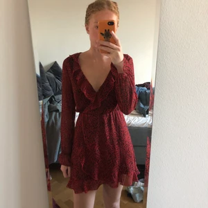 Klänning - Endast använt vid ett tillfälle, inga tecken på användning. Går att välja hur öppen man vill att klänningen ska vara vid bysten med en liten osynlig knapp. I priset är frakt exkluderat :) kram