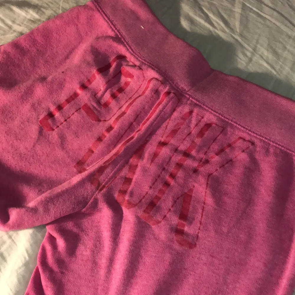Rosa yoga pants från märket pink. De är väldigt sköna men tyvärr för små för mig. Byxorna har ett tryck på rumpan! Stl xs. Jeans & Byxor.