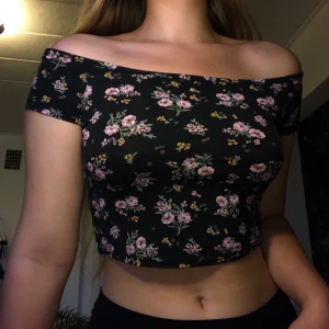 Blommig crop top, new look - Super fin ,blommig ,svart croptop💕 Storlek xs, köpt på new look