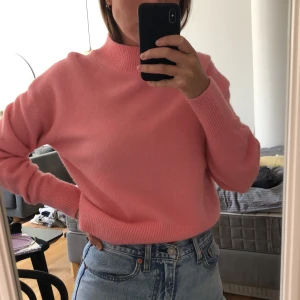 Rosa stickad tröja från &Other Stories - Rosa stickad tröja från &Other Stories! Använd en gång! 