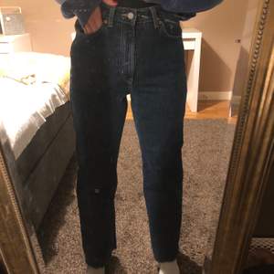 Ett par mörkblåa jeans från Weekday i modellen Row. Säljer pga för stora i midjan för mig. Använda ett fåtal gånger 🥰. 