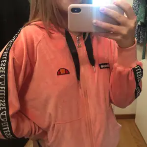 Rosa Ellesse zip hoodie. Oversized i storleken. Mycket skönt material. Luva på med siden band. Endast använd fåtal gånger. Får ingen användning av den. Orginalpris: 600, säljer för 250. Frakt: 90 kr