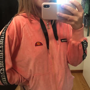 Ellesse zip hoodie - Rosa Ellesse zip hoodie. Oversized i storleken. Mycket skönt material. Luva på med siden band. Endast använd fåtal gånger. Får ingen användning av den. Orginalpris: 600, säljer för 250. Frakt: 90 kr