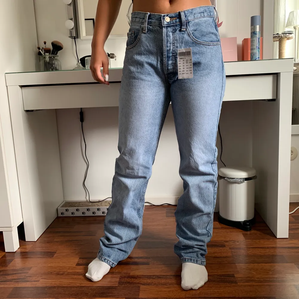Supersnygga jeans från Brandy Melville som tyvärr var för stora för mig (därav fick min kompis agera som modell). Första bilden är lånad. Prislappen är kvar då jag nyss köpt dem! Min vän är 160 cm och är jeansen är lite långa. Frakt tillkommer på 79kr!. Jeans & Byxor.