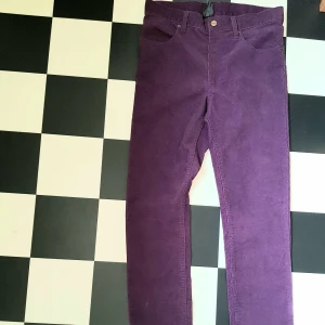 Monki 29/34, Lila i manchester. NYA! - Hög midja, 41 cm rakt över. Mysiga och coola byxor. Raka i benen.