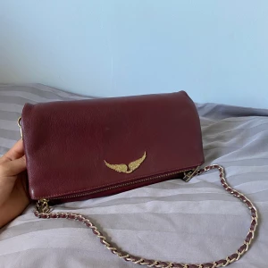 Zadig & Voltaire väska  - Zadig & Voltaire väska med en superfin vinröd färg. Knappt använd och inga skråmor på den. Priset kan diskuteras. 