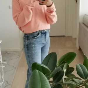 Huvtröja. M - Tröja frakten är 88.kr och köparen betalar 