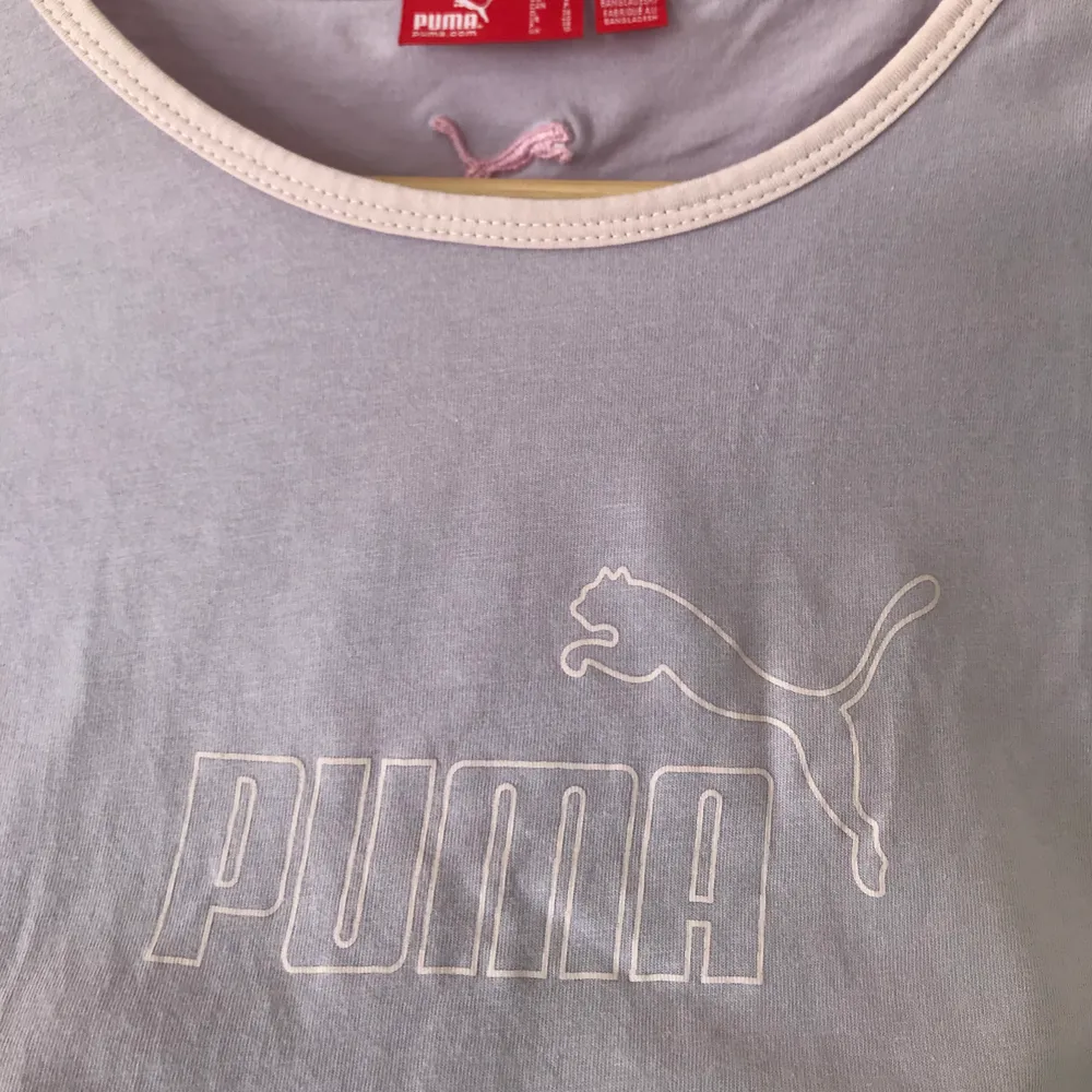 Vintage Puma t-shirt i jättebra skick.✅ Superfina pastellfärger!🦋💞🥺 Frakt tillkommer.🚚 Kommer från ett djur- och rökfritt hem.🐱🐶🚭. T-shirts.