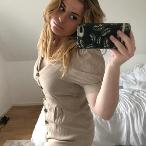 Superfin klänning  - Klänning som kan kläs upp och ned och är därför mycket användbar. Priset är exkl frakt.