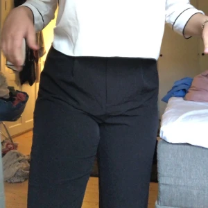 Lösare kostymbyxor  - Dessa lösare kostymbyxor använde jag mest hemma men inte längre så jag vill få bort dom