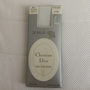 Dior strumpbyxor/tights  - Säljer nu dessa fantastiskt fina strumpbyxor. Helt nya (oöppnade). De är 100% äkta och vintage. Fick dom från min mormor som köpte dom på Dior i London för längesedan. De har bara suttit i hennes garderob helt oöppnade, de säljs pga flytt. Pm för mer !! ❤️