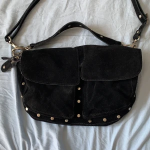 Unlimt Bag  - Nästan helt onanvänd väcka i äckta läder, säljer pågrund av att den inte kommer till användning, nypris 800kr, bud från 400kr. Frakt tillkommer!  Måtten: Mått: 30x16x8 cm.