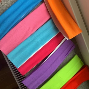 Gulliga hårband i olika färger! - Säljer nu dessa hårbanden jag fått hem från shein helt oanvända och forfarande i förpackningen då jag inte gillade dme så mycket som jag trodde! Kör en eller köp alla!🦋💘10 kr för en eller alla för 80. Frakt för en är 10-12 och för fler eller alla 42