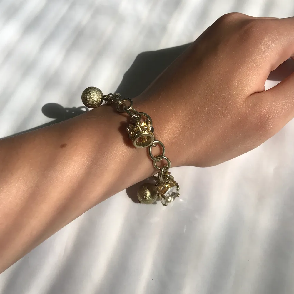 Guldig armbandskedja med smĂ„ dimanter, kulor och kronorđ. 20kr + frakt 11kr (tar bara swish). Asusteet.