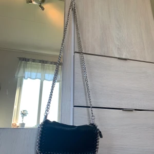 Svart liten väska - Säljer denna väskan i bra skick och kvalité. Nypris ca 500kr. Köpare står för frakt