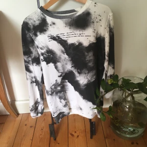 Wesc - Sweatshirt från Wesc i jättebra skicka. Unisex och oversized i modellen. Kan mötas upp i Uppsala eller frakta