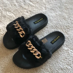 Sandaler - Helt nya, väldigt fint skick!! Säljer för att de är för små, endast provade. Storlek 38