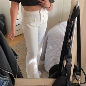 Kostymbyxor  - Fina oanvända ”kostymbyxor” från Gina tricot. Köpta för ett tag sedan men inte fått användning för.