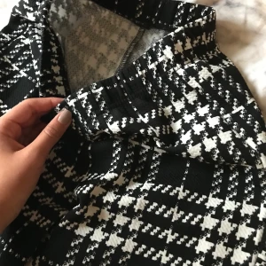 Rutig mönstrade leggings i strl XS  - Mycket bra skick och använda bara ett fåtal gånger. Buda i kommentarerna🥰 köparen står för frakten