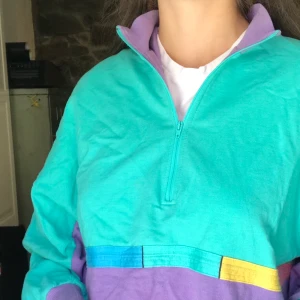 Färgglad sweatshirt - Färgglad 80-90-tals sweatshirt🤩 Frakt på 63kr tillkommer eller möts i slussen💓 buda från 50kr
