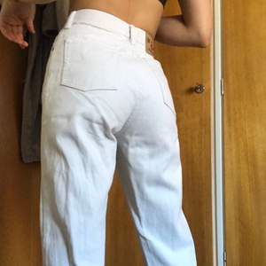 SVINsnygga vita jeans köpta vintage i Frankrike!! Ca storlek s/xs, skriv privat för mått! Jag på bilden är 162 cm. Frakt på 63kr tilkommer💛