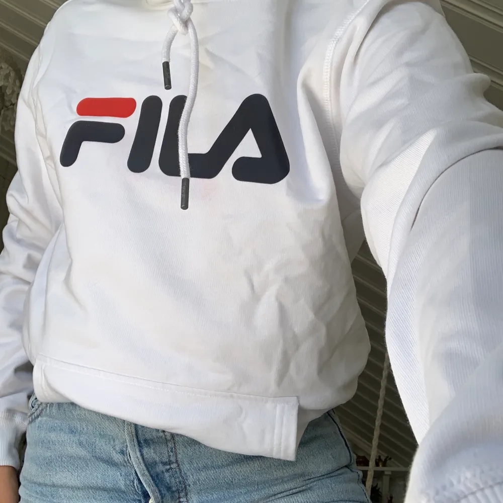 Vit hoodie från fila, köpt i killavdelningen på sportshopen, därav lite stor i storleken, för 699kr men aldrig kommit till användning. Köparen står för frakten.. Hoodies.