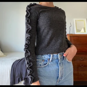 Tröja MANGO - Säljer en tunn tröja från Mango i superfint skick me lite volanger på ärmarna. Finns fler bilder vid intresse. Kan mötas upp i Jönköping annars tillkommer frakt. 🤍