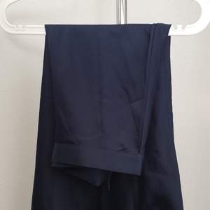 Lång marinblå kjol med ett typ av silkematerial. Passar både Xs och S. Köparen står för fraktkostnaden