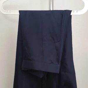 Kjol - Lång marinblå kjol med ett typ av silkematerial. Passar både Xs och S. Köparen står för fraktkostnaden