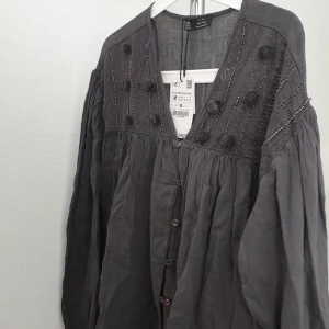 Blouse - Blouse med detaljer ifrån Zara. Ej använd och har kvar prislappen. Köpt för 350kr Storlek: M Köparen står för fraktkostnaden ✨🧚🏼‍♀️