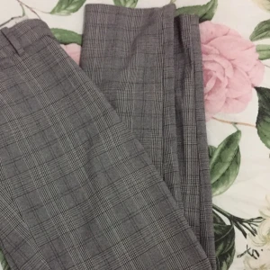 Rutiga byxor - Ett par midwaisted Rutiga byxor från hm. Dem är ca 2 år gamla och användes bara vid några fåtal tillfällen!  