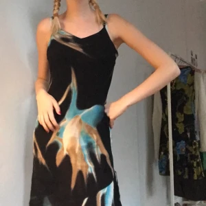 sommarklänning - säljer en av mina favoritklänningar! supergulligt mönster och i ett fint, smått genomskinligt tyg💘 underklänningen är tyvärr sönder, men inget som märks💞 möts i stockholm!💘💘