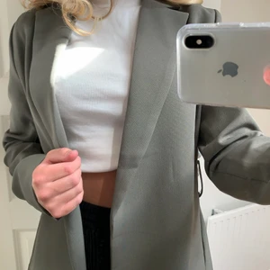 Kavaj ifrån nakd  - Grön kavaj ifrån nakd, i storlek 34🤍 funkar både som jacka och kavaj. Nästan aldrig använd så i fint skick 280 + frakt