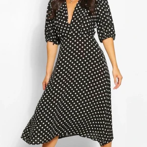 Klänning - Prickig klänning köpt på boohoo för ca 1 månad sen. Använd 2-3 gånger. 