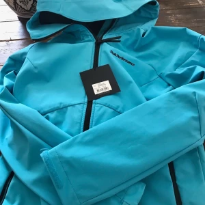 Peak performance jacka storlek S - Hel ny vindjacka i storlek S ny pris 2500 mitt pris 900 eller bud! 