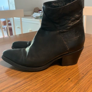 Novita boots storlek 36 - Novita boots i äkta läder, väl använda men fungerar hur bra som helst! Hämtas i Malmö eller skickas mot frakt (63kr postnord)