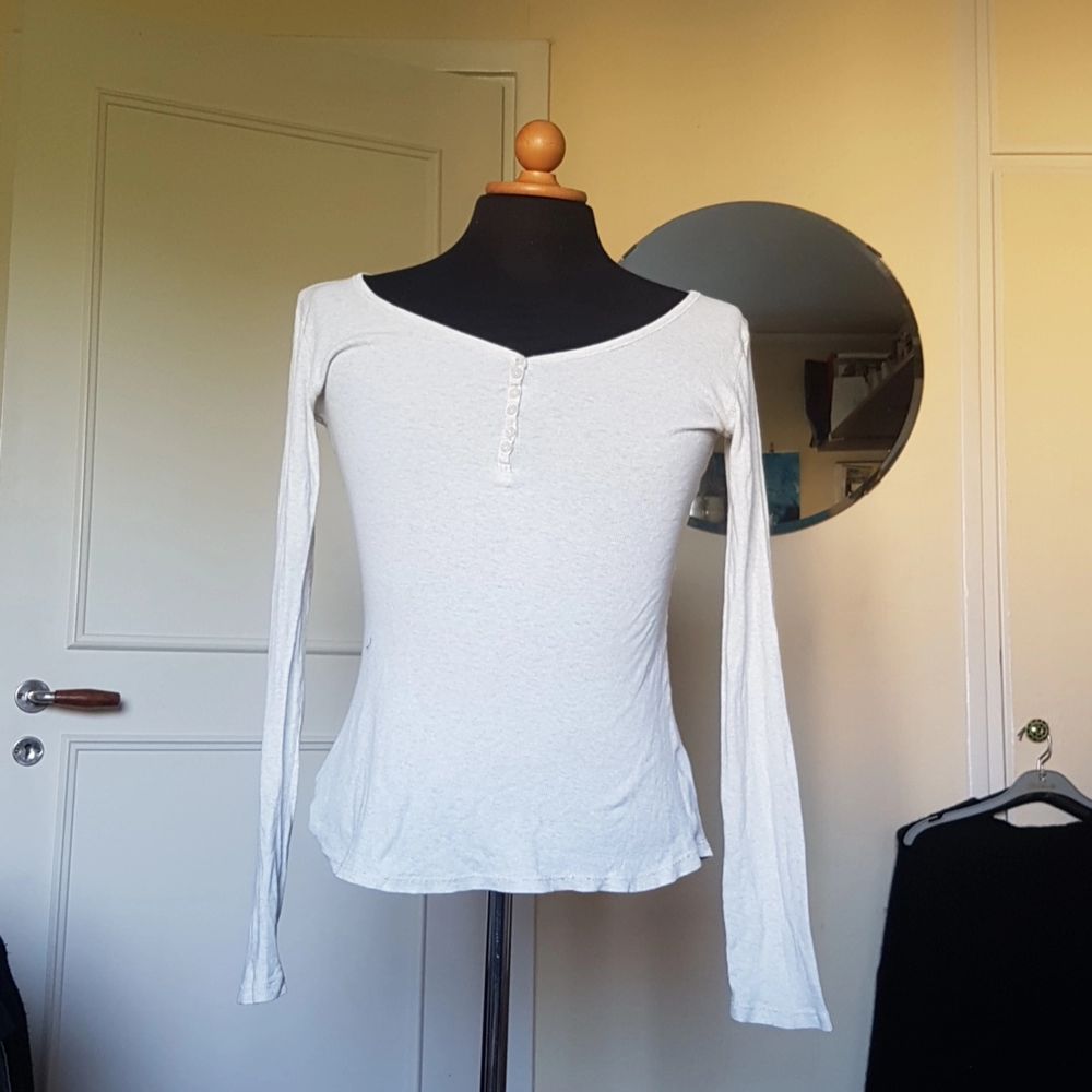 Denna långärmade tröja från Lindex med knäppning i urringningen säljes då den inte längre används. Den har varit en favorit och därmed har den ett lägre pris då den fortfarande är i ett väldigt bra, men kanske inte bästa, skicket. Passar S och M. . Tröjor & Koftor.
