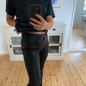 Glansiga jeans - Populära glansiga jeans från Zara, slutsålda. Modellen passar inte mig riktigt så har endast använt de få gånger. Mina är dock inte riktigt lika glansiga som de ska, se sista bilden i jämförelse. Stora i storleken!