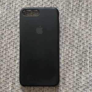 IPhone 7/8 Plus skal - Apples egna silikonskal. Skyddar jättebra runt hela telefonen. Lite kantstött (se bild 3) annars i superbra skick. Ord pris 800kr. Köparen står för frakten. Fraktar endast.