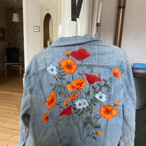 Jeansjacka - VÄRLDENS FINASTE JACKA från Levis, så så fin brodyr, köpt förra året 