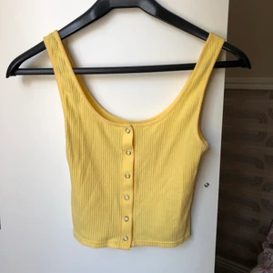 Topp 10kr strl XS - En croptop från H&M med knappar som går att knäppa upp 🌸