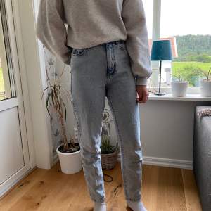 super fina jeans från Gina Tricot! Säljer pga att det är en aning stora för mig! Storlek 34🥰 köpta för en månad sen och endast använda 2 gånger!✨✨ frakten ingår i Priset