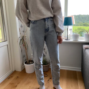 JEANS FRÅN GINA - super fina jeans från Gina Tricot! Säljer pga att det är en aning stora för mig! Storlek 34🥰 köpta för en månad sen och endast använda 2 gånger!✨✨ frakten ingår i Priset