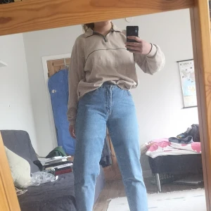 Oversized kvarts-dragkedja  - Köpt second hand, beig tjocktröja med dragkedja i halsen! Funkar för alla strl mellan M-XL beroende på hur man vill att den ska sitta! 