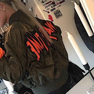  - Grön bomberjacka med tryck på ryggen. Fint skick! 