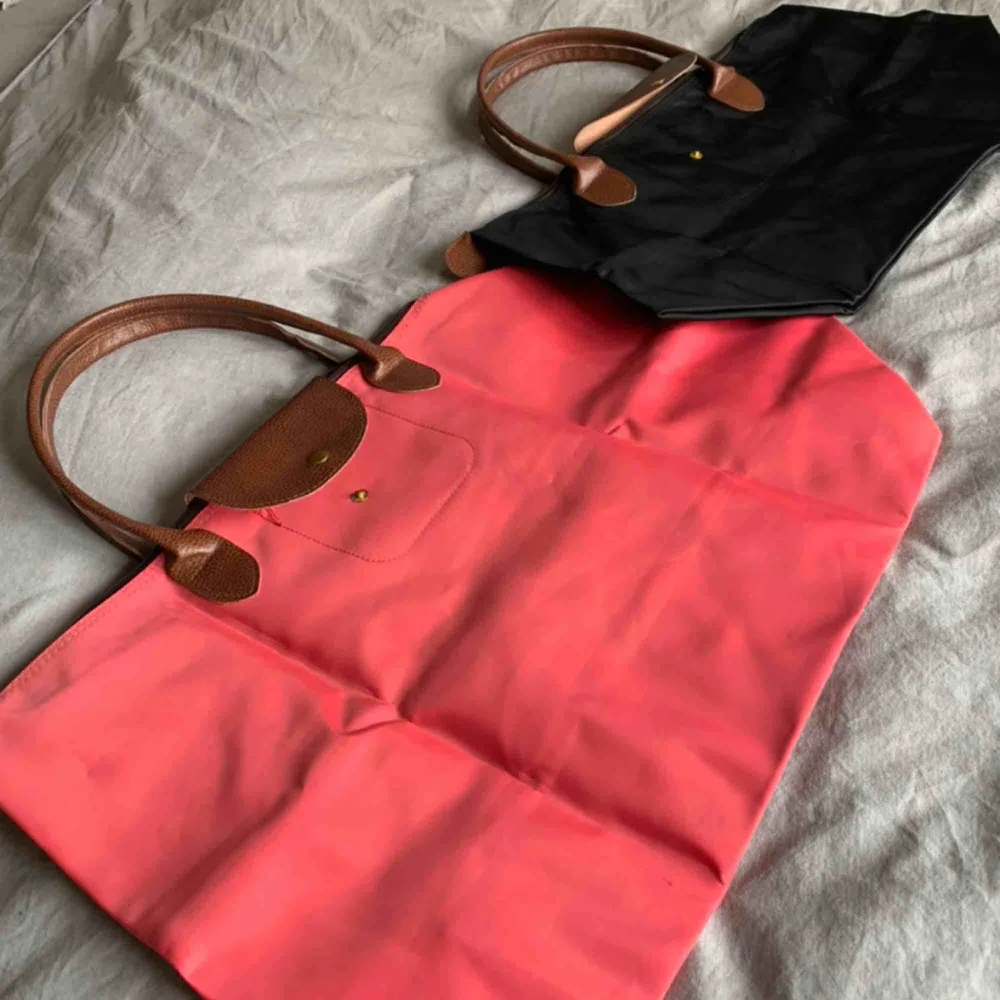 Longchamp inspirerade väskor . rosa L & svart M 60 kr för den stora 50 kr för den lilla. . Väskor.