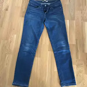 Jättefina jeans från Levi’s. Detta är ett par skinny 711. Levi’s märket finns på baksidan högst upp till höger och på högra bakfickan. 